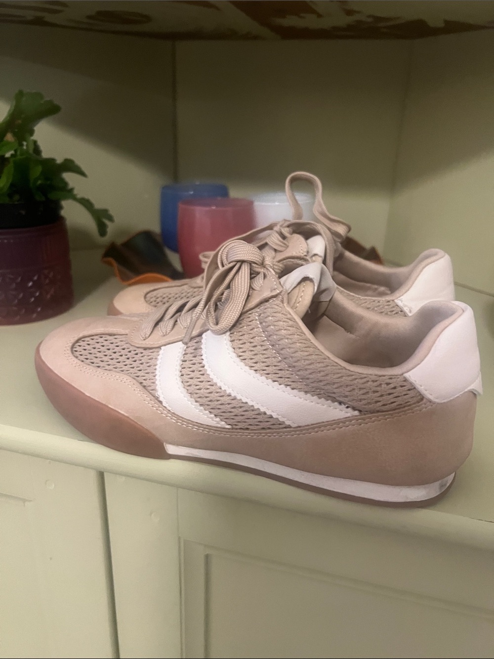 Dolce Vita Women’s Beige and White Casual Sneakers